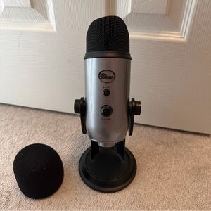 Blue Wired Yeti USB Microphone 0540 - Lunar Gray